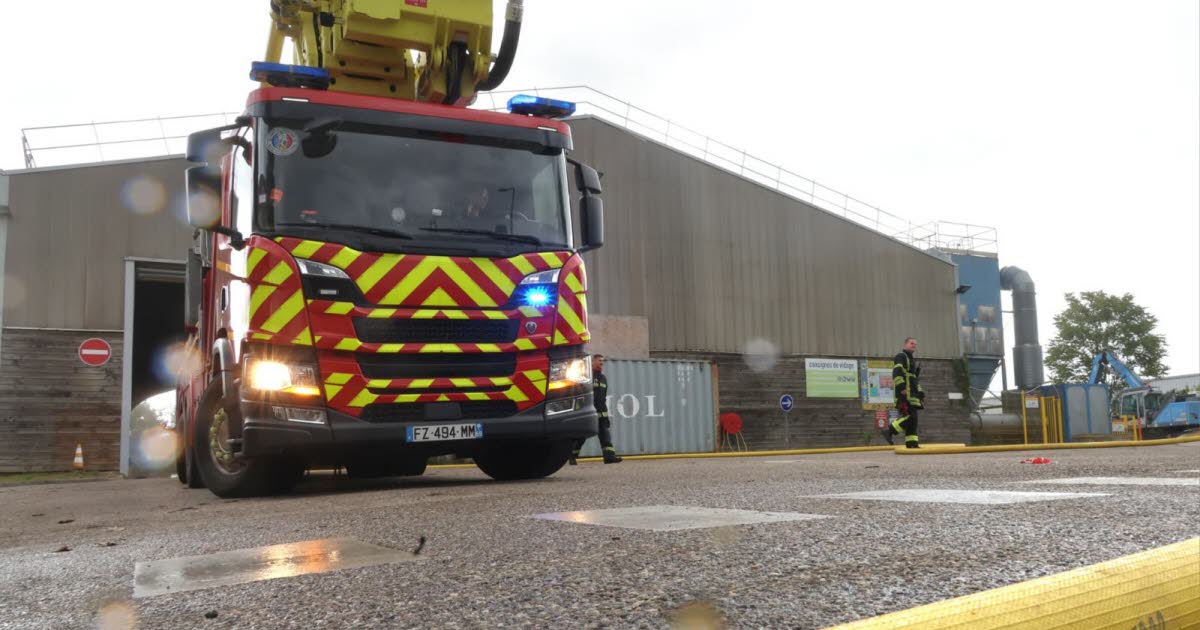 Un incendie en cours dans une entreprise de recyclage de bois de l'Est lyonnais