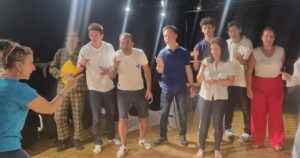 « 12 hommes en colère » : la compagnie Art&rsquo;Maniac sur scène à Meyzieu